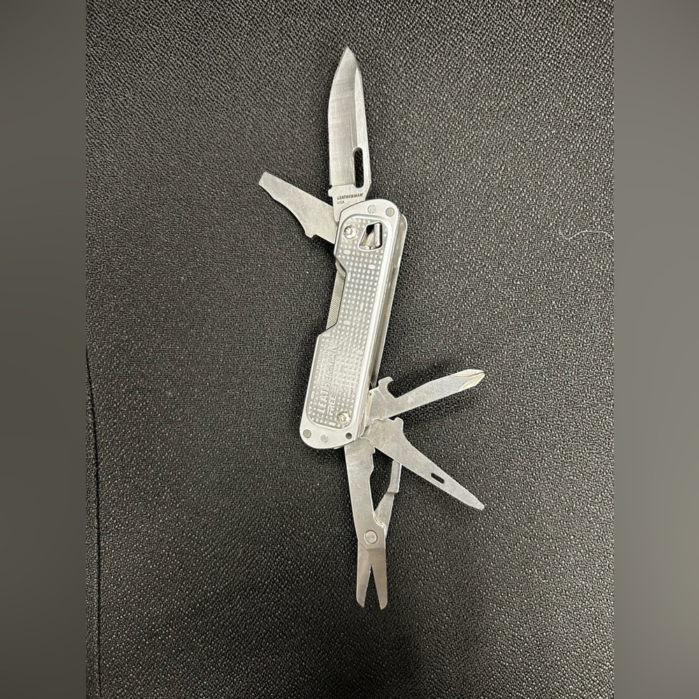 Leatherman “Free T4” multitool